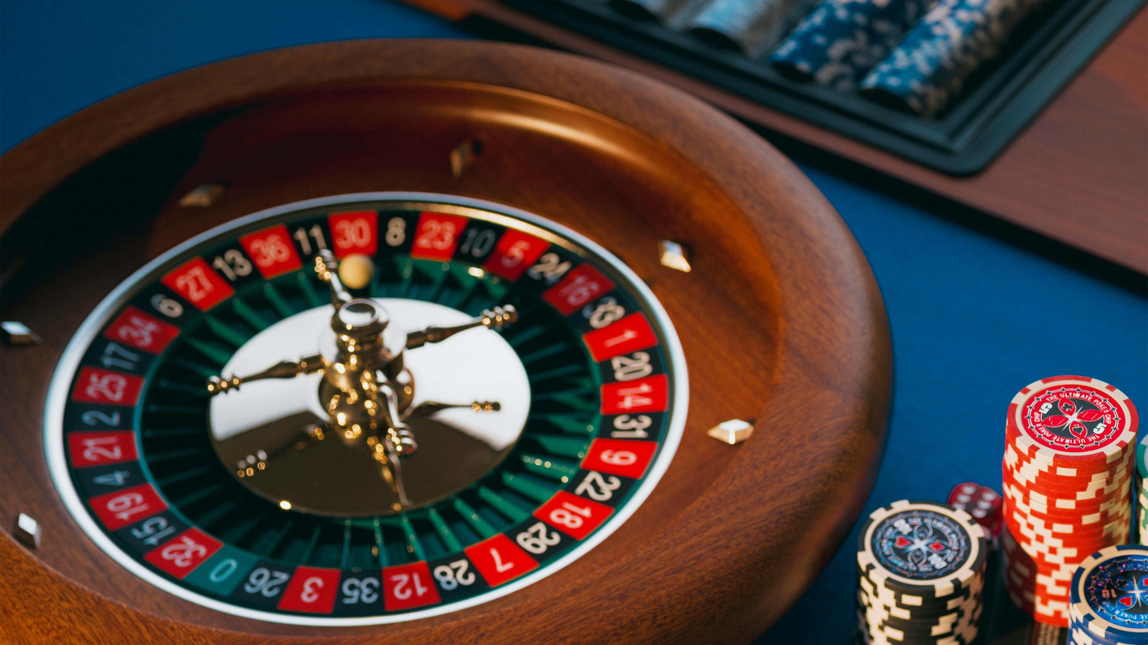 Pengguna membaca syarat bonus mingguan